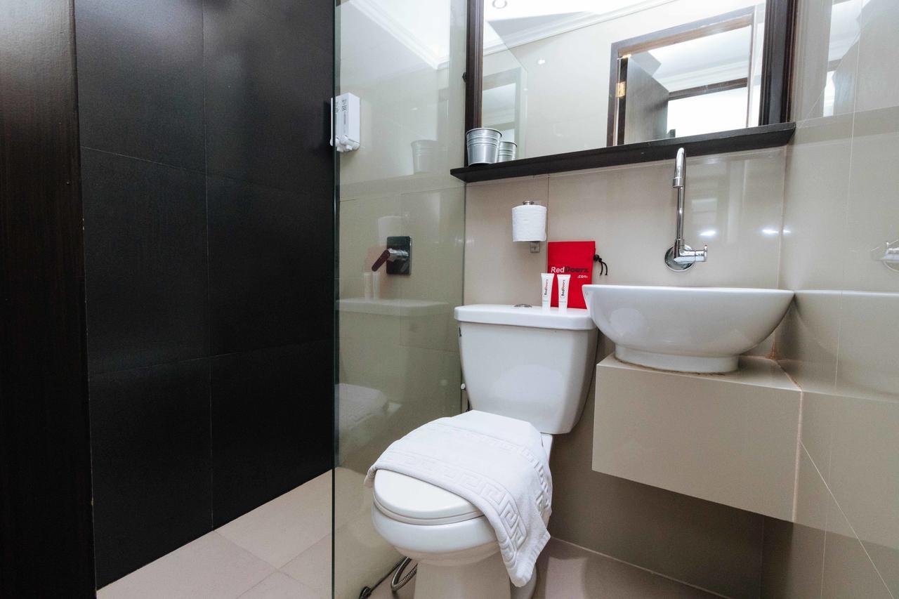 Reddoorz Plus @ Poblacion Makati San Pedro Makati Exterior foto