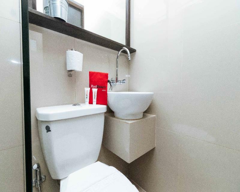 Reddoorz Plus @ Poblacion Makati San Pedro Makati Exterior foto